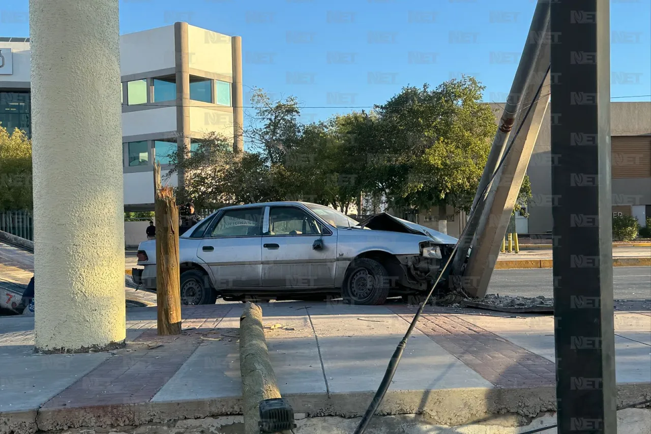 Adulto mayor choca y derriba poste, queda lesionado