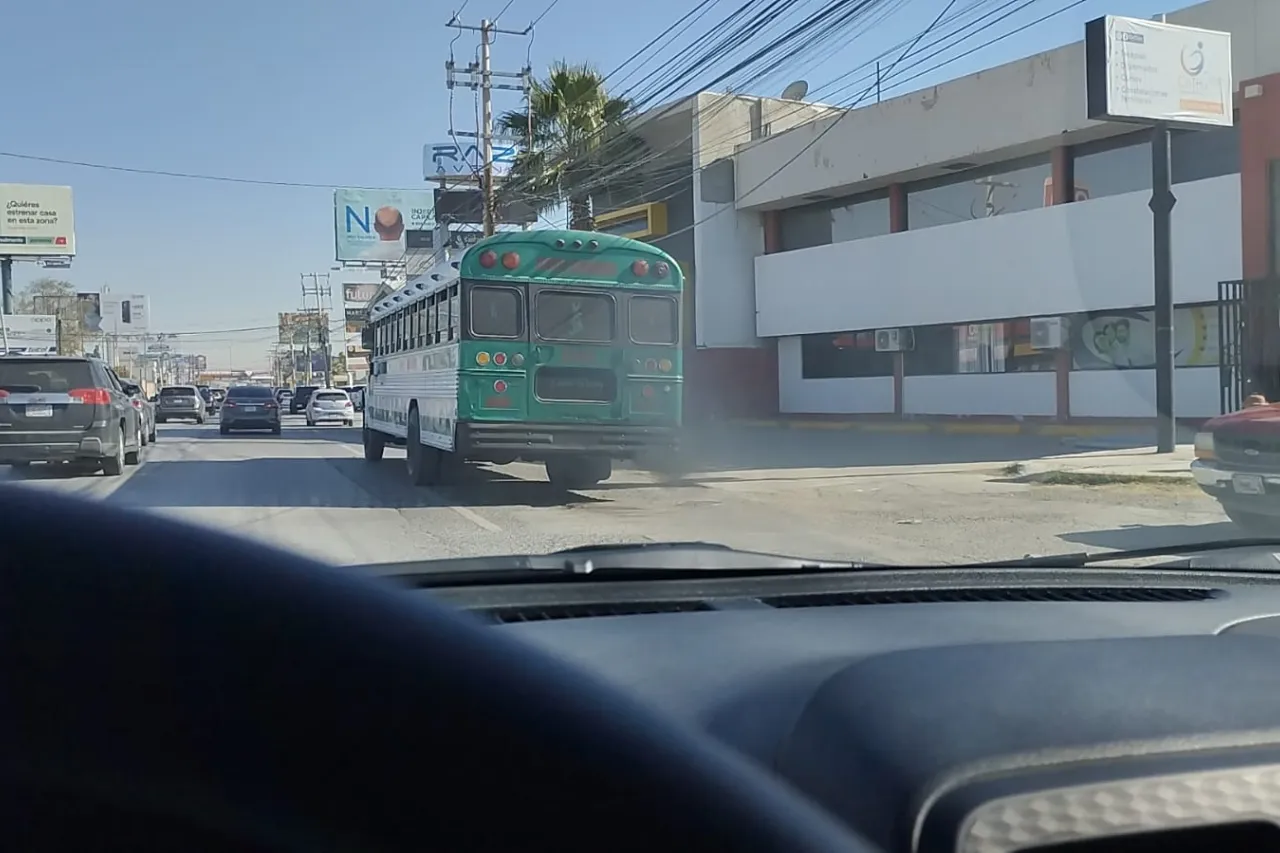 Captan a camión de la línea Juárez Zaragoza contaminando en la Raza