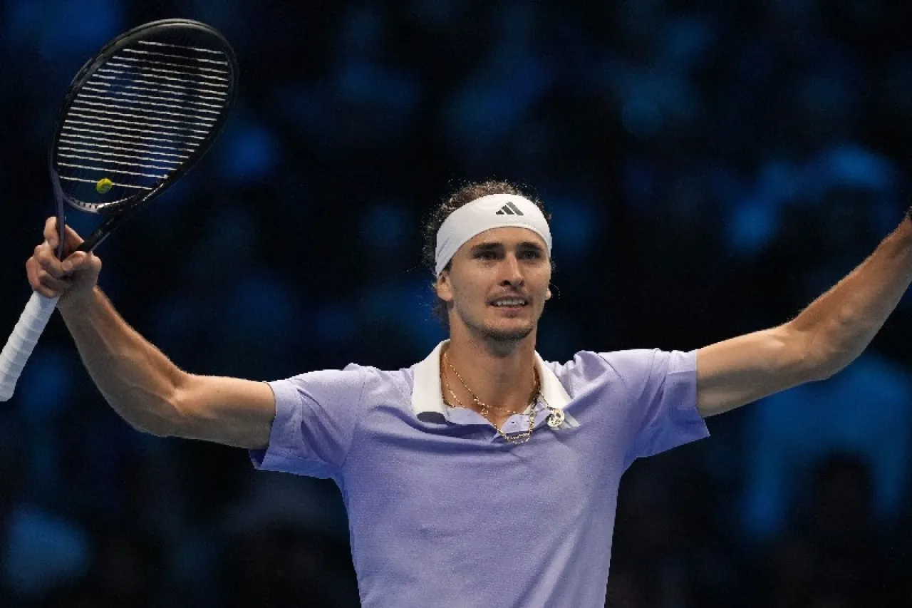 Zverev se mete a semis de las ATP Finals, Alcaraz se queda en el hilo