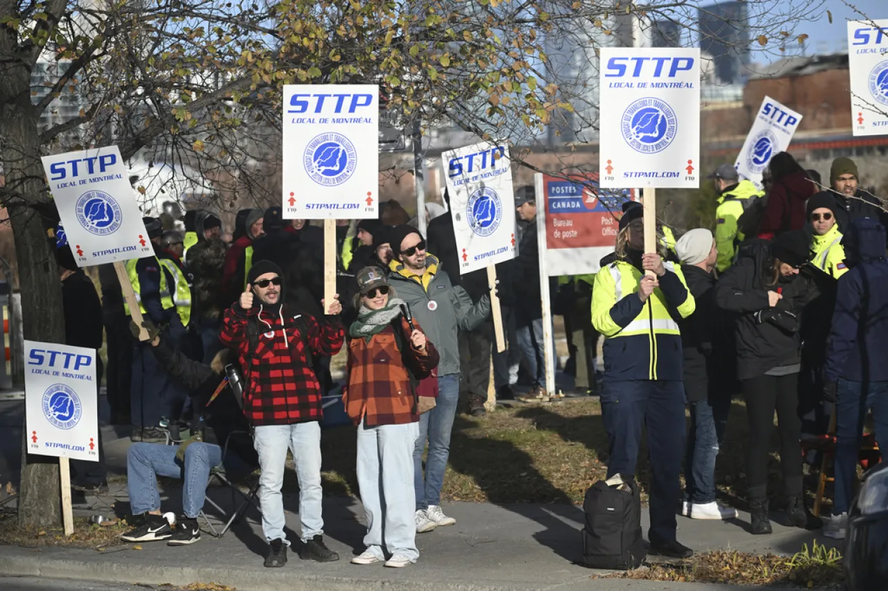 Trabajadores del servicio postal nacional de Canadá inician huelga