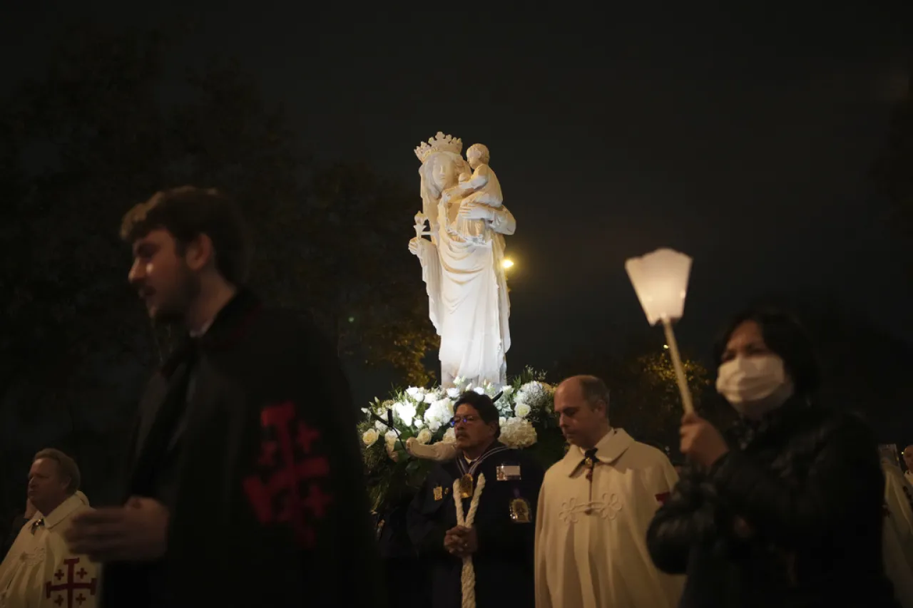 Estatua de la Virgen María regresa a Notre Dame 5 años después de incendio