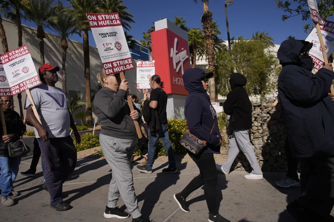 Cientos de trabajadores se declaran en huelga en un casino de Las Vegas