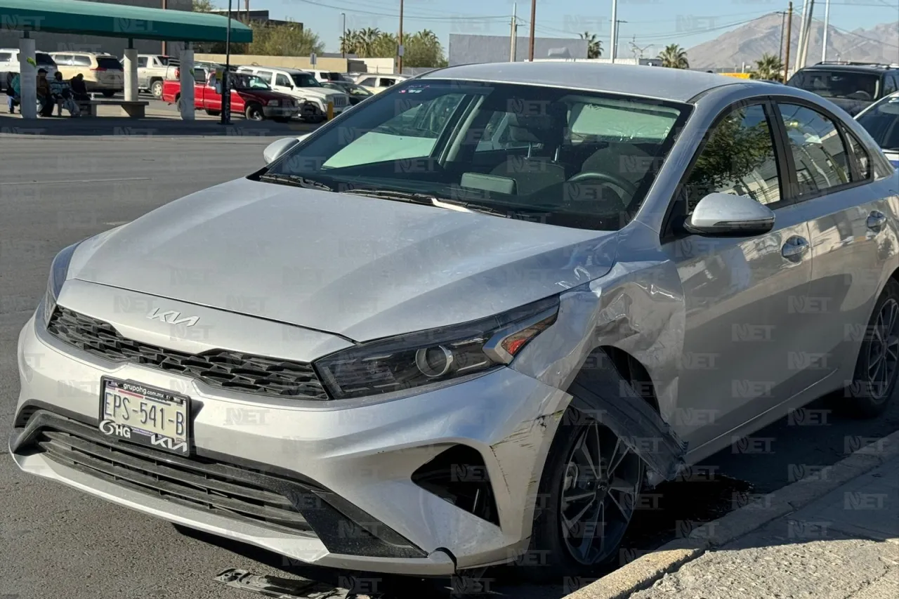 Intenta dar vuelta desde segundo carril y provoca choque