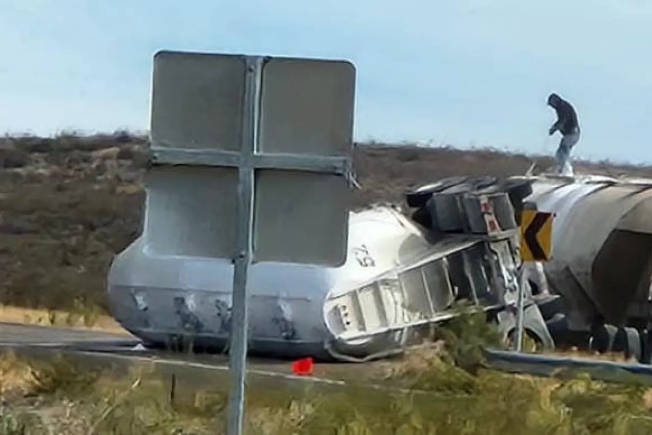 Vuelca tráiler con cemento en Satevó