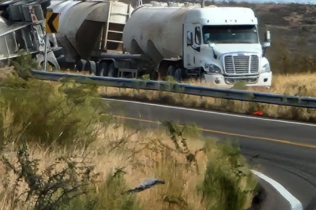 Vuelca tráiler con cemento en Satevó