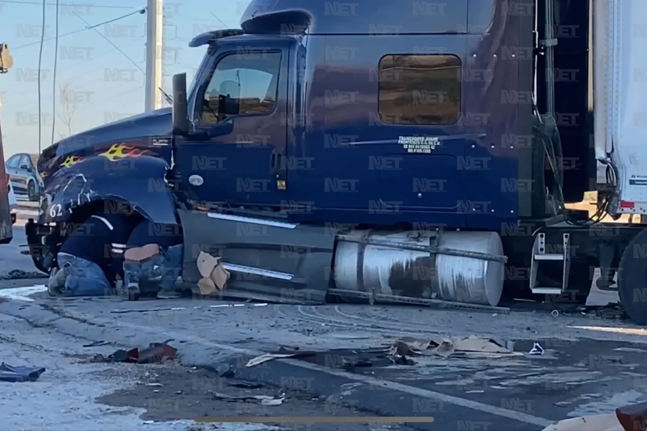 Vuelca caja de tráiler y choca contra camión en la entrada a Juárez