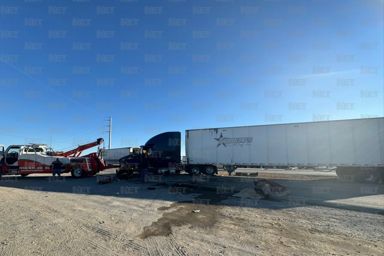 Vuelca caja de tráiler y choca contra camión en la entrada a Juárez