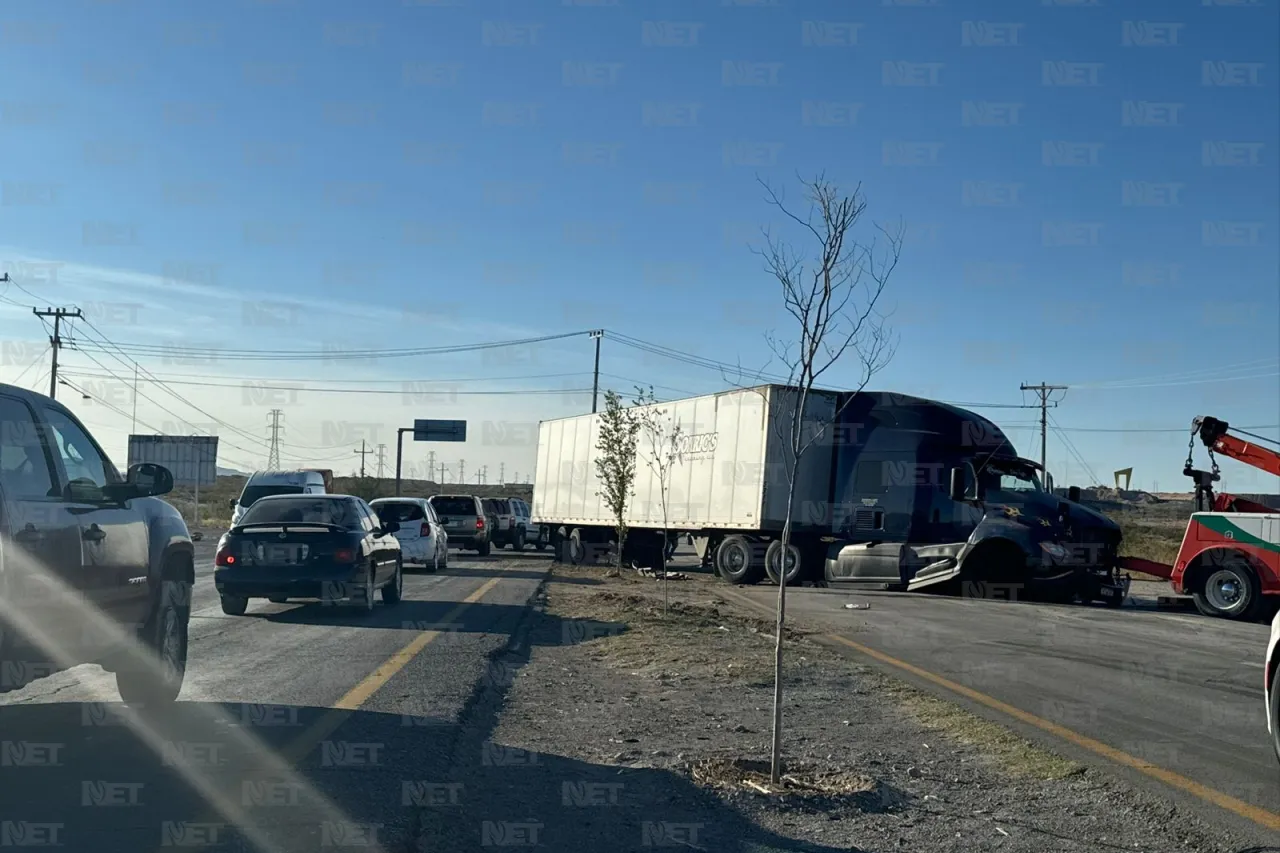 Vuelca caja de tráiler y choca contra camión en la entrada a Juárez