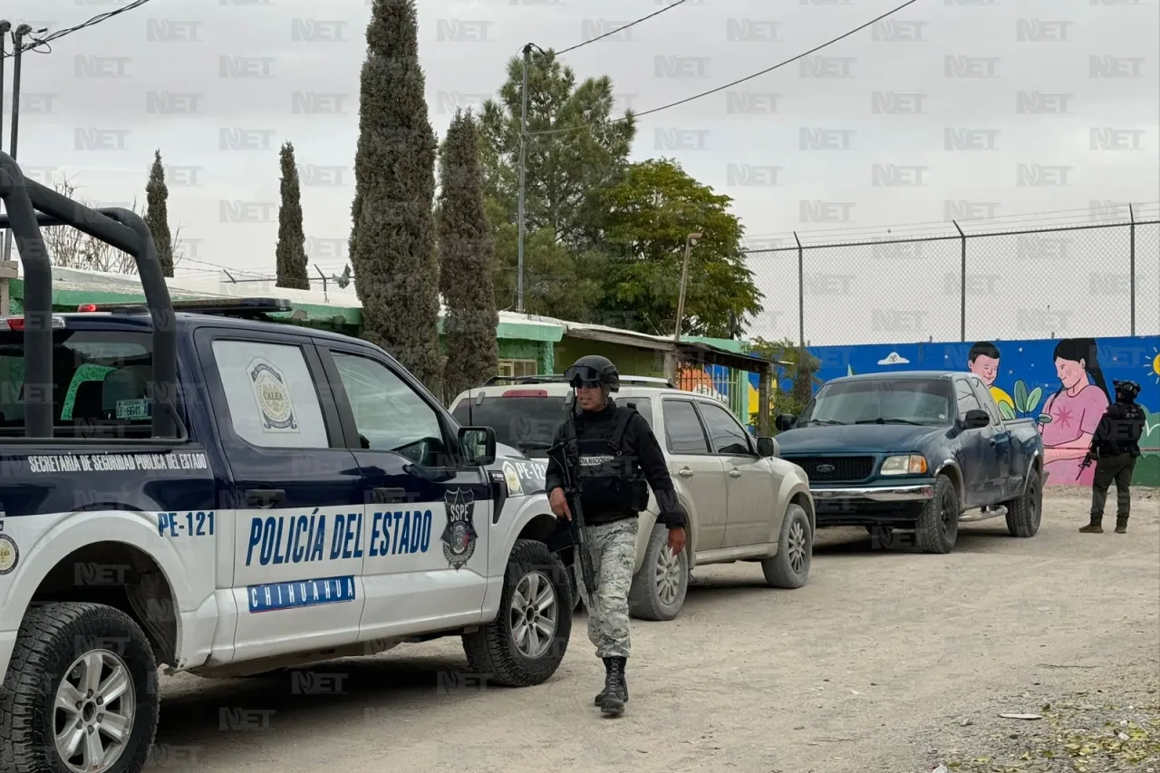 Hallan a mujer muerta envuelta en sábanas dentro de vehículo