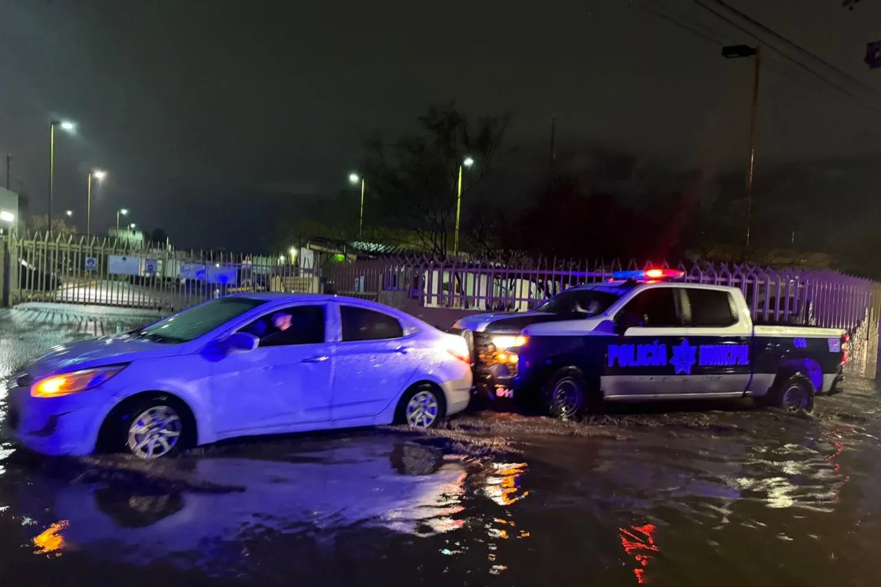 Activa Policía Municipal operativo para ayudar a ciudadanos varados por lluvias