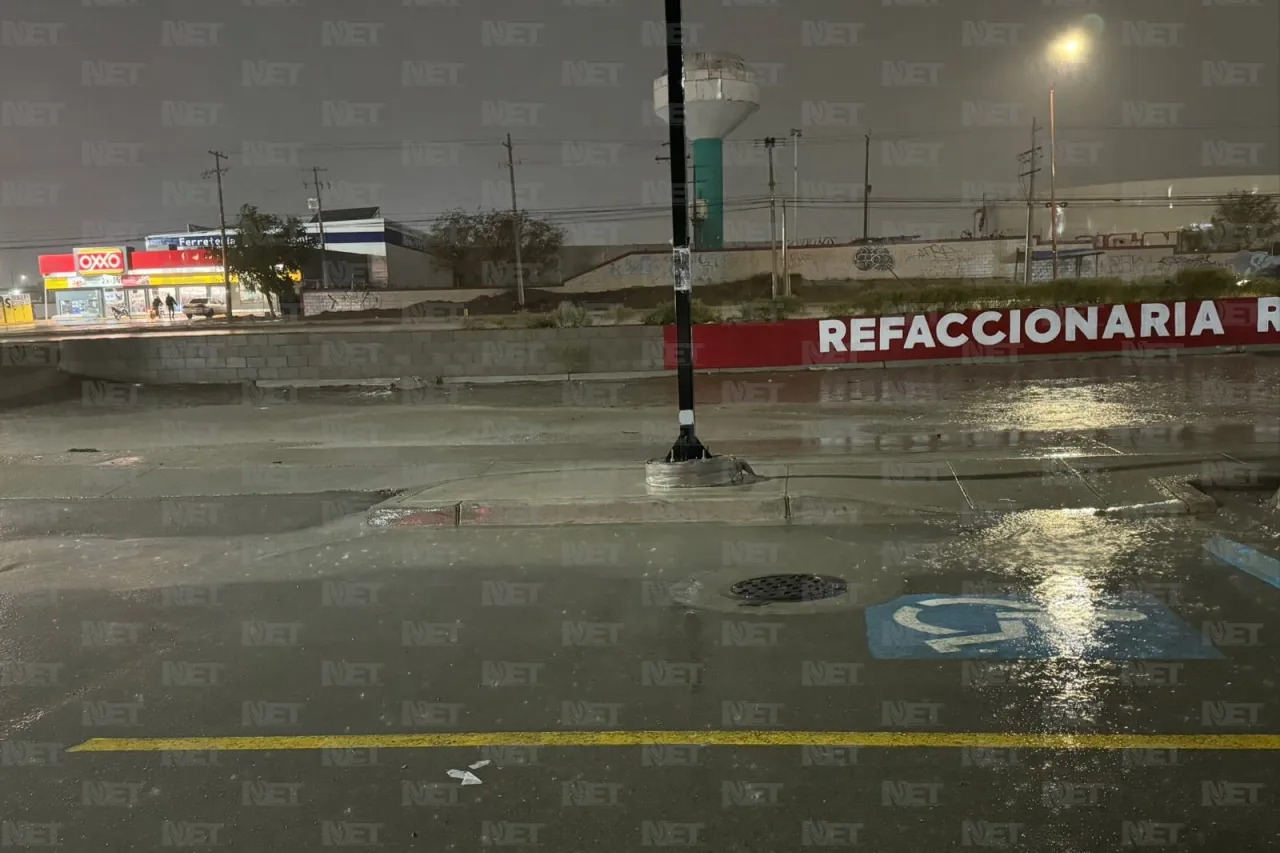 Tormenta inunda calles de Juárez