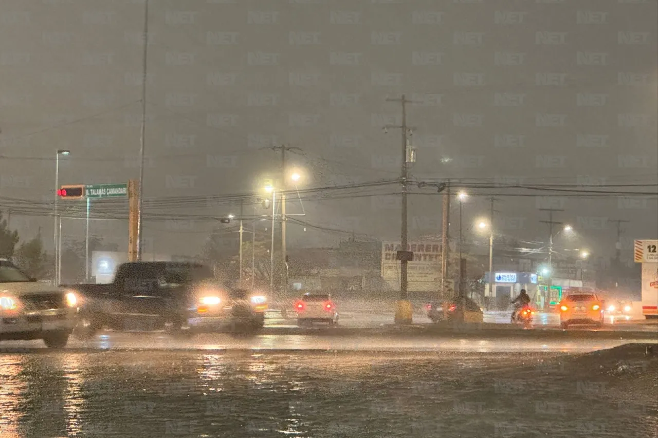 Tormenta inunda calles de Juárez