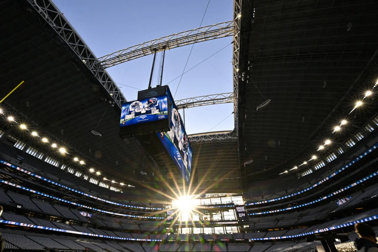 Cae parte del techo del estadio de Cowboys antes de juego contra Texans