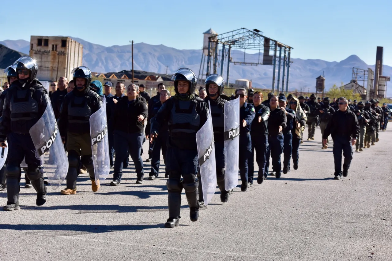 Practican 570 policías estatales para desfile del 20 de noviembre en Chihuahua