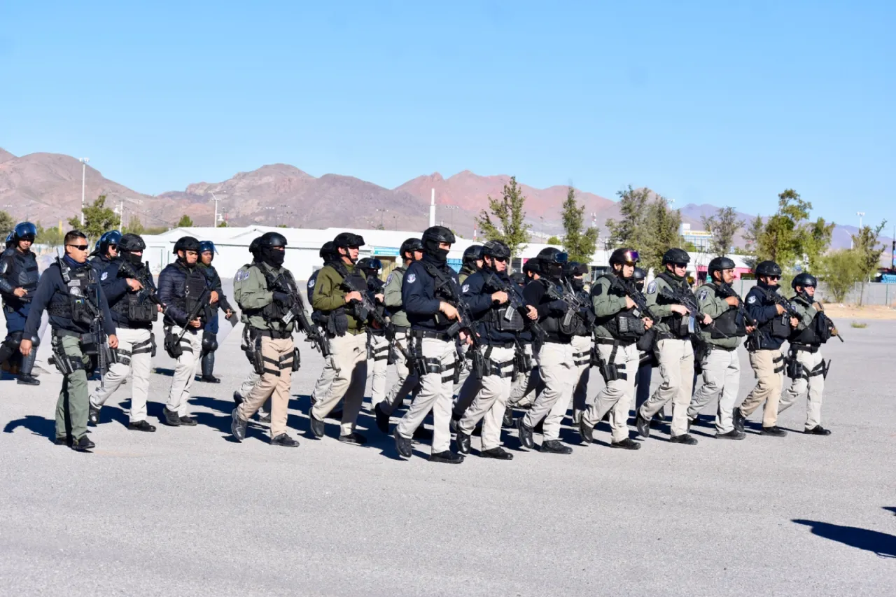 Practican 570 policías estatales para desfile del 20 de noviembre en Chihuahua