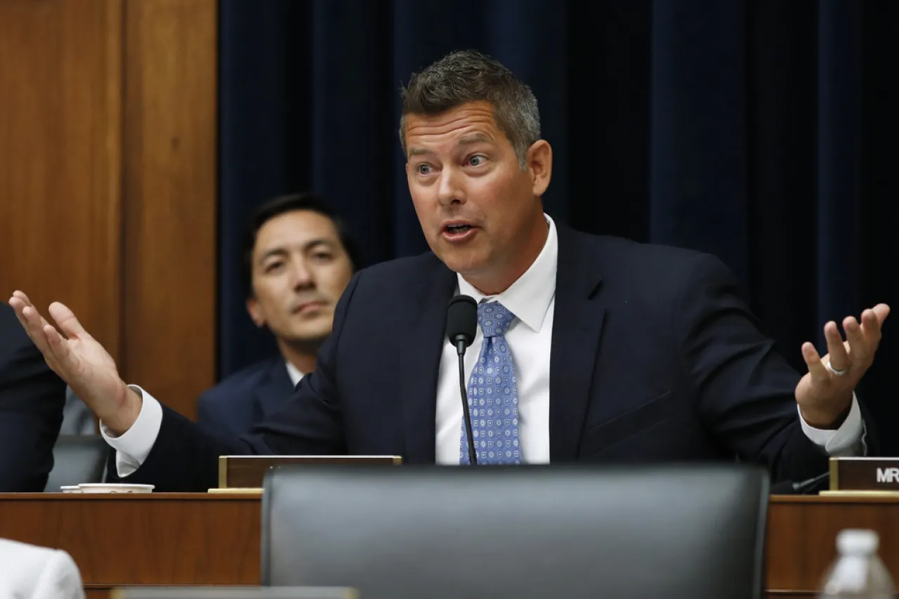 Nombra Trump a Sean Duffy como secretario de Transporte