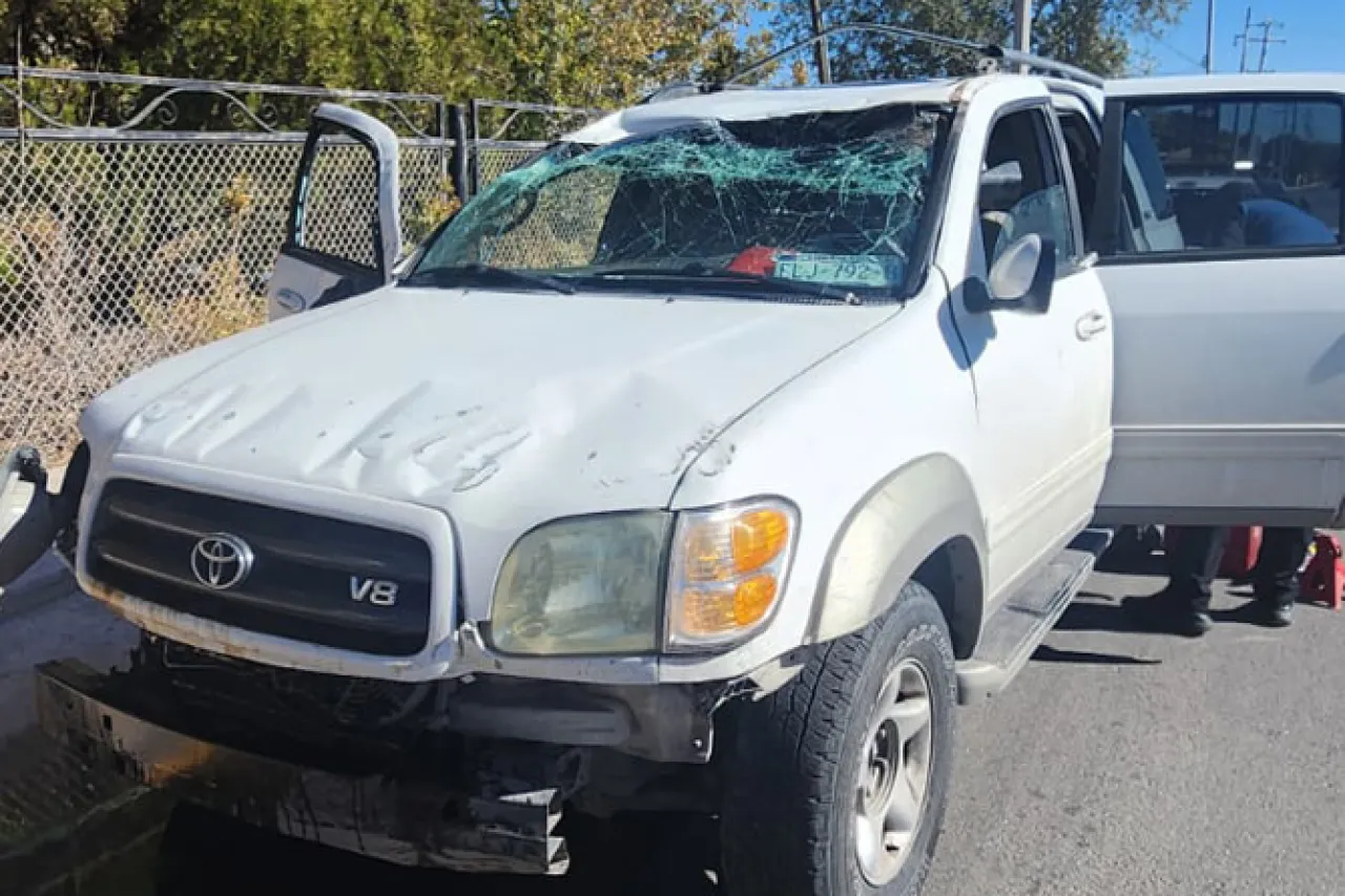 Vuelca camioneta y se da a la fuga en Valle del Sol 