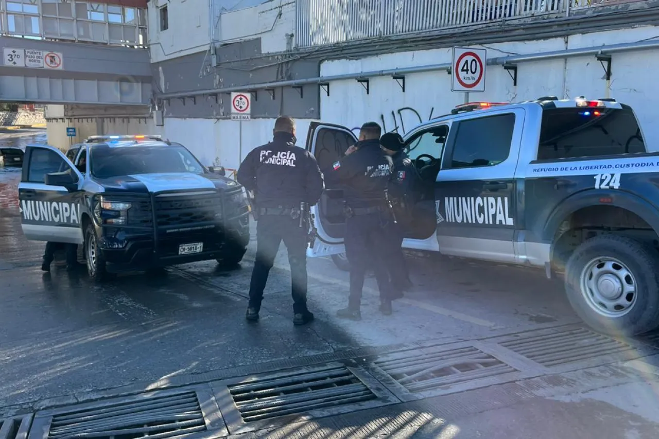 Ayudan policías a adulto mayor atrapado por lluvias