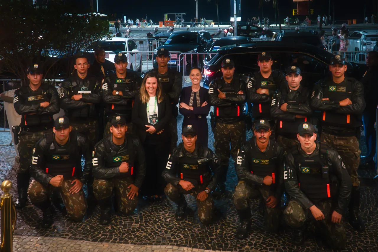 Sheinbaum se toma foto con equipo de seguridad del G20