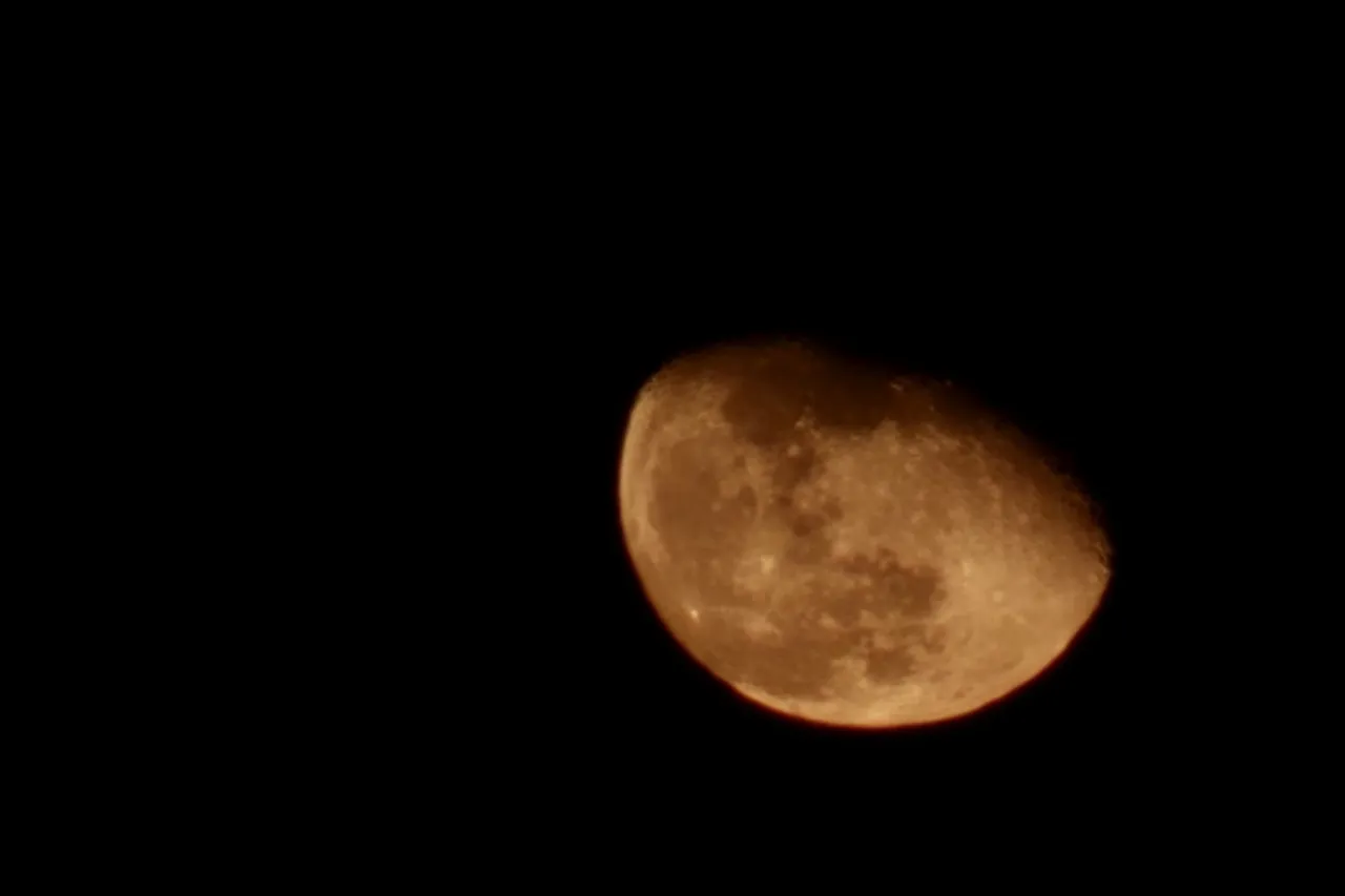 Gigante cuarto menguante de la Luna