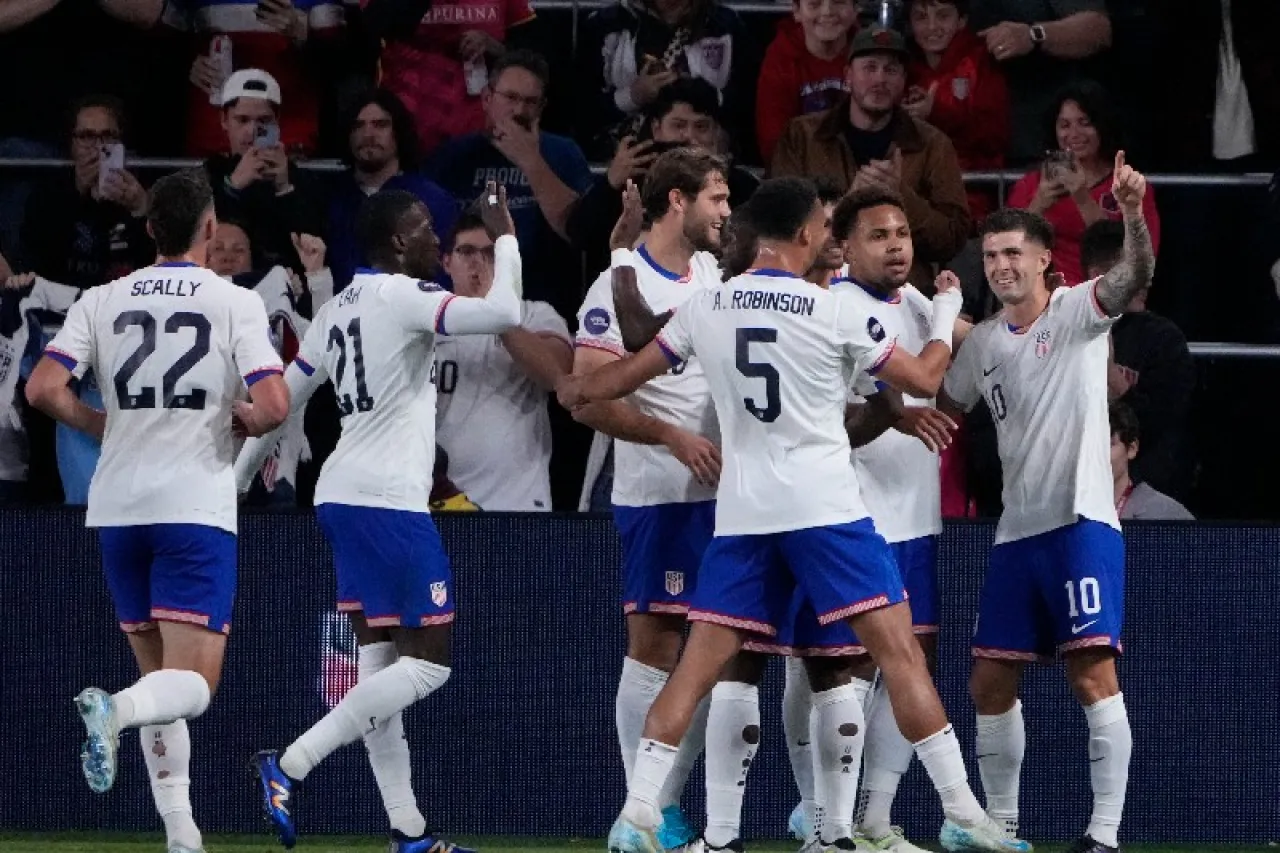 Pulisic pone dos y Estados Unidos avanza a semifinales de la Nations League