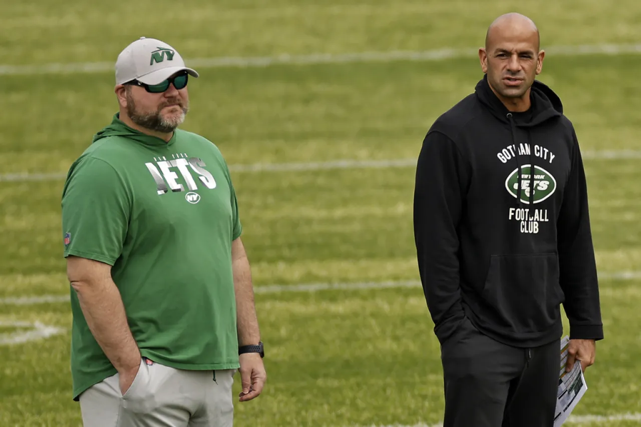 En una temporada de pesadilla, los Jets despiden a su gerente general