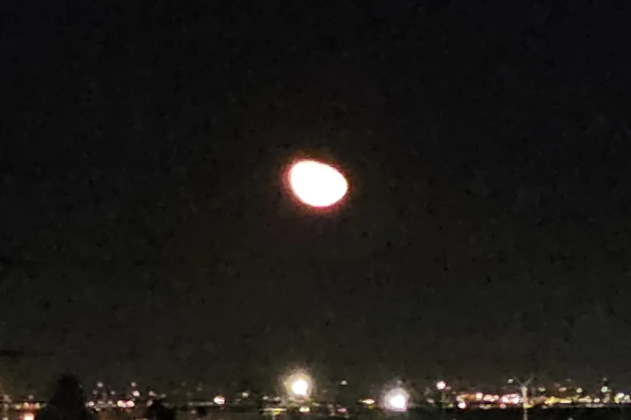 Gigante cuarto menguante de la Luna