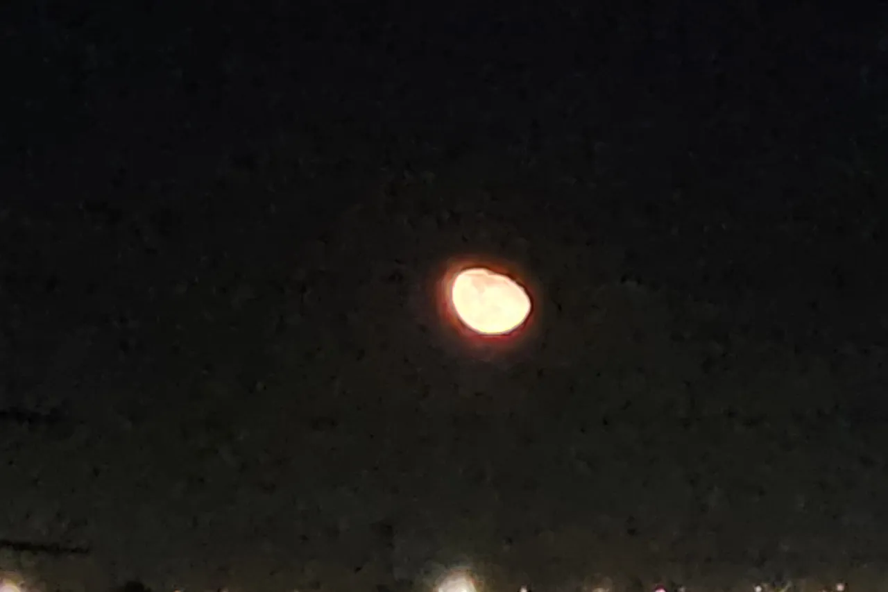 Gigante cuarto menguante de la Luna