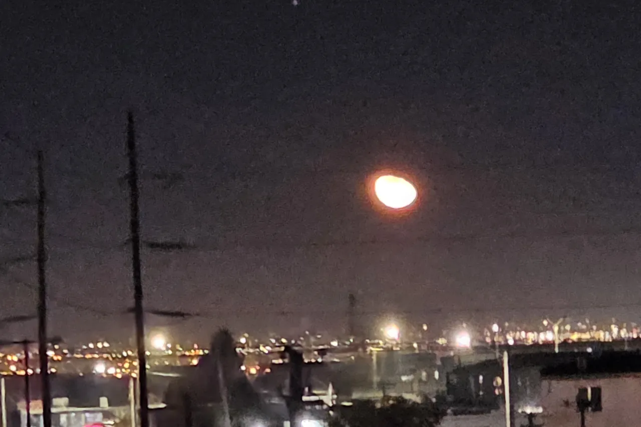 Gigante cuarto menguante de la Luna