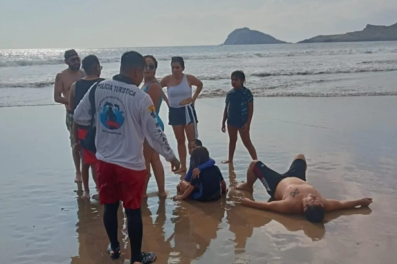 Rescatan a mujeres juarenses de ahogarse en playas de Mazatlán