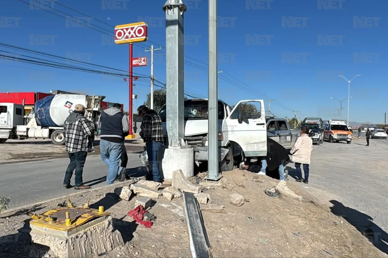 Queda adulto mayor lesionado tras chocar contra poste de cámaras Centinela