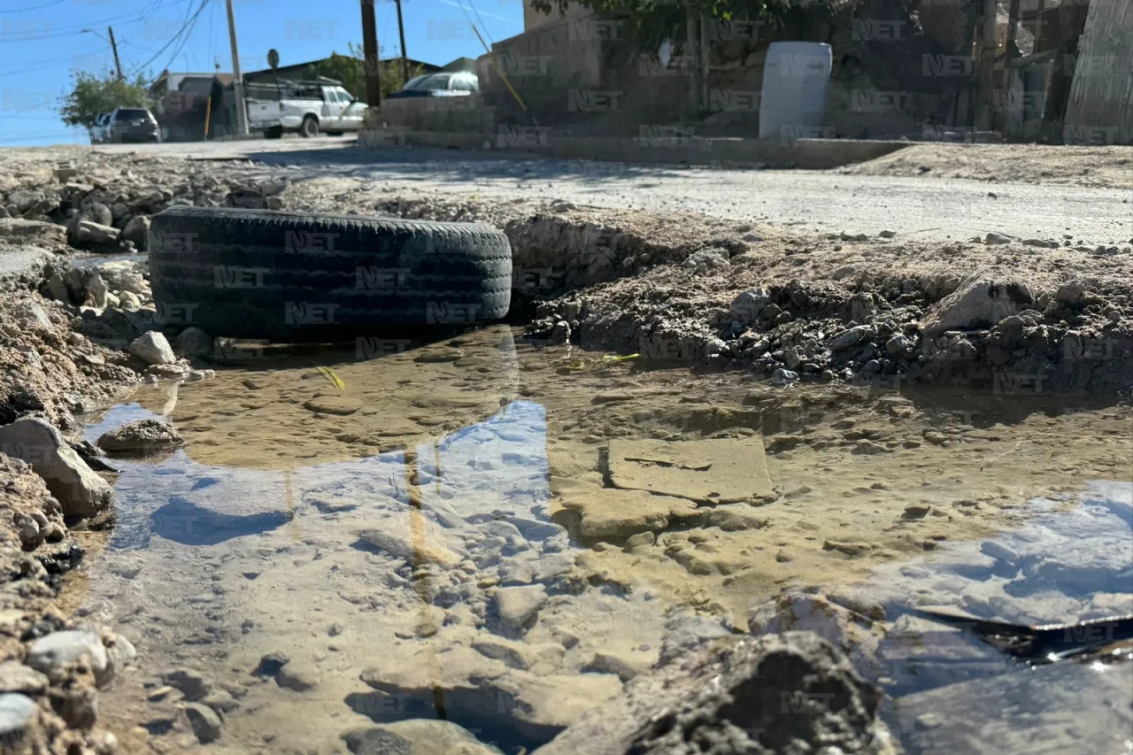 Preocupa a vecinos fuga de agua potable en la colonia Industrial 