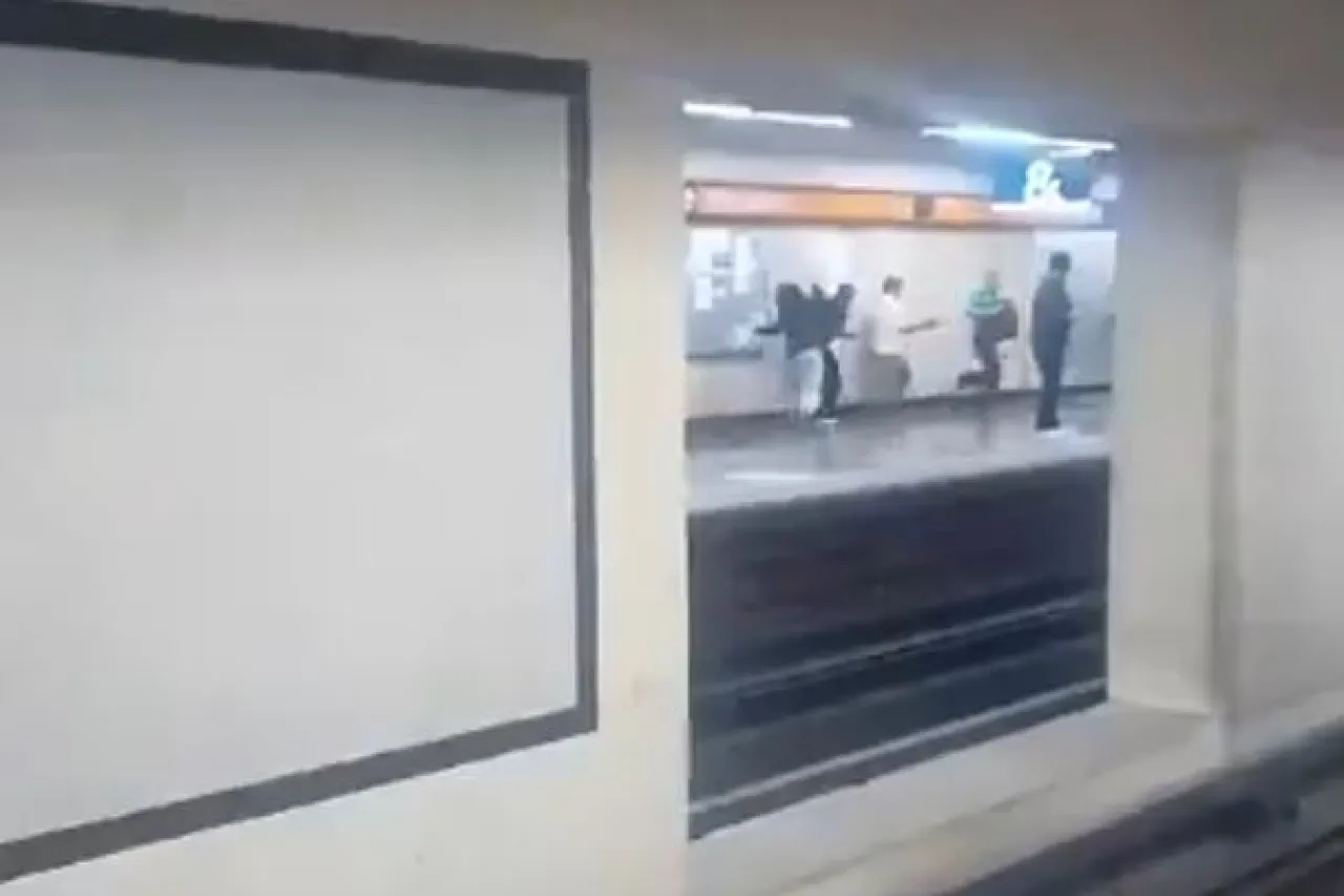 Video: Hombre apuñala a 4 en Metro de la CDMX; lo detienen