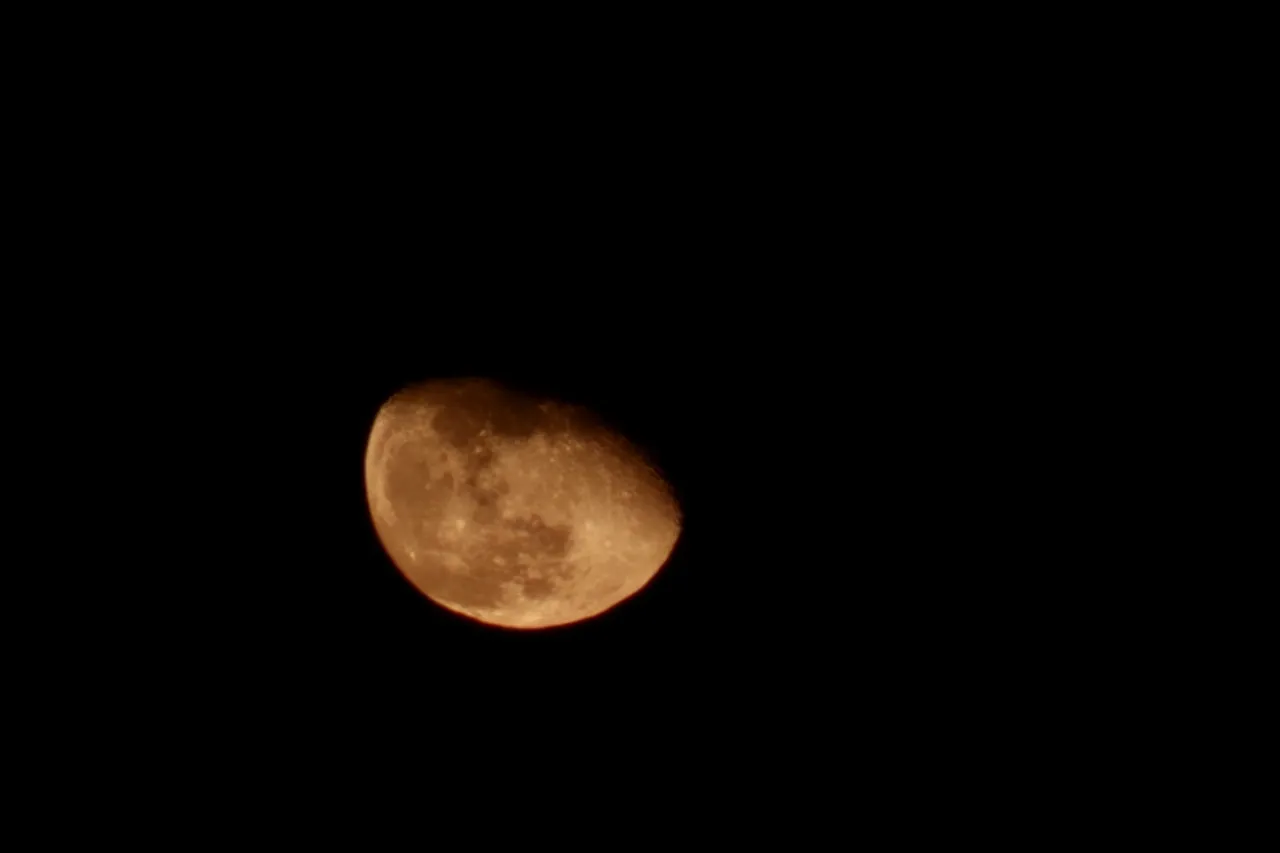 Gigante cuarto menguante de la Luna