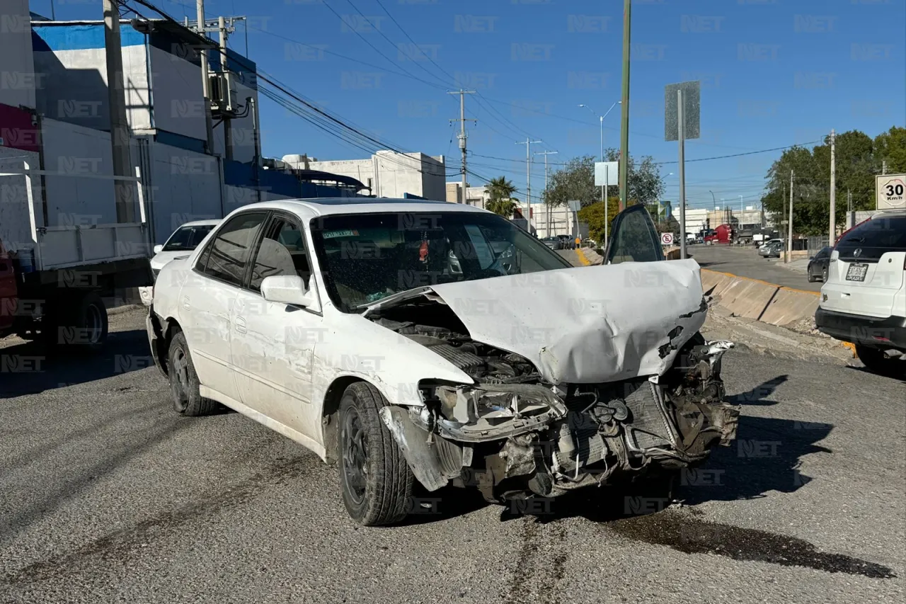 Choca y desata el caos al intentar huir; vecinos lo someten