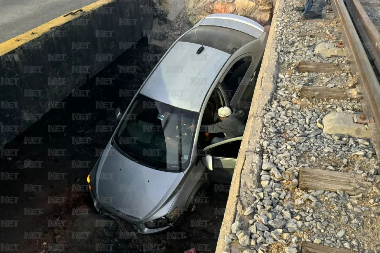 Cae carro a canal en el eje vial