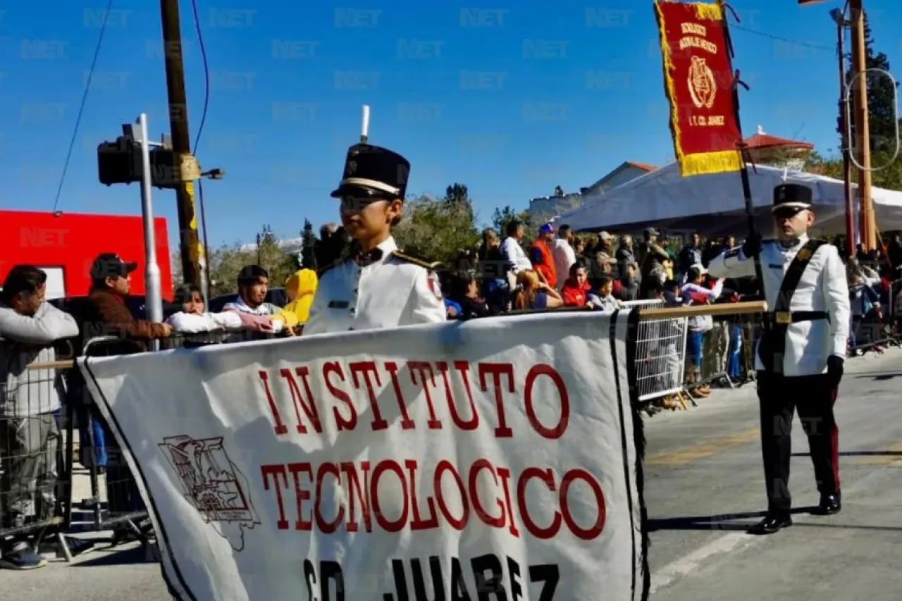 Miles de juarenses disfrutan del desfile revolucionario