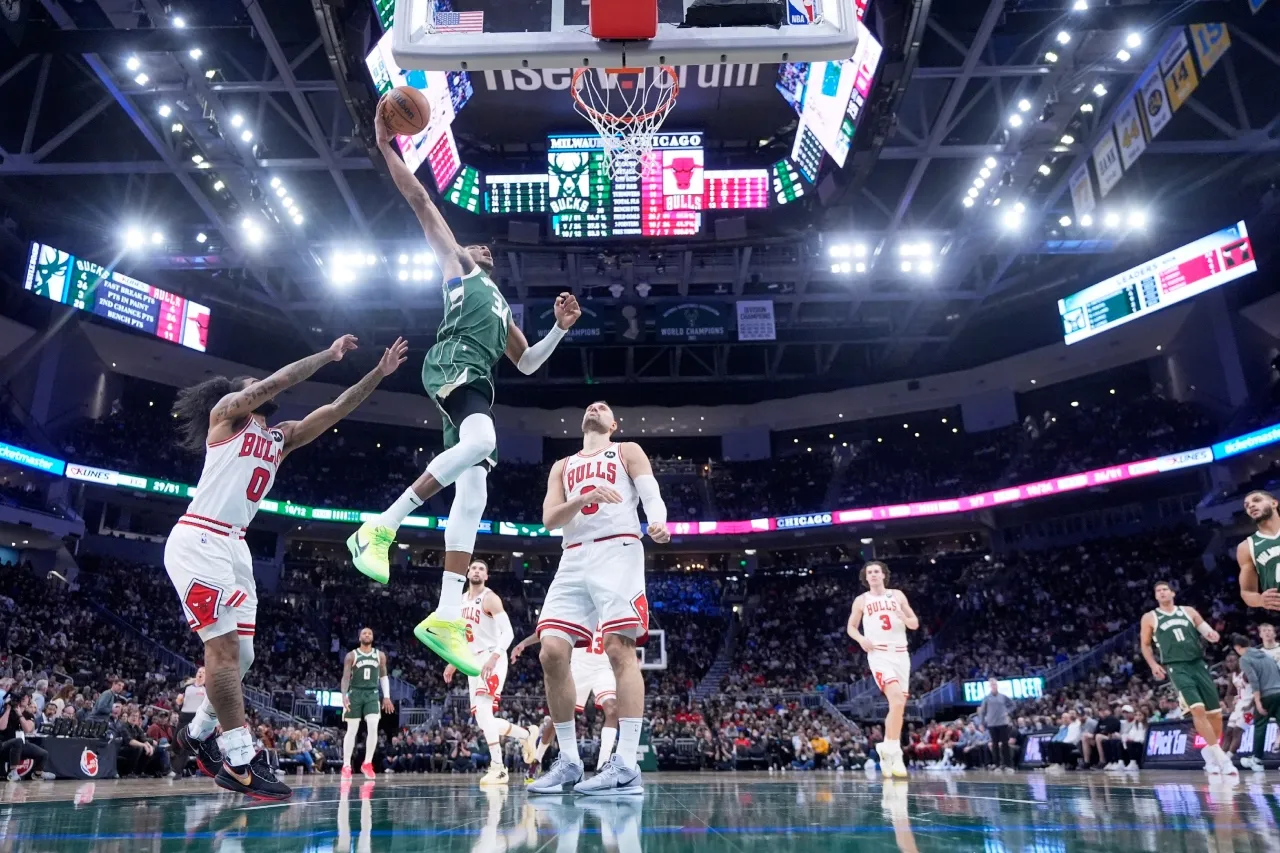 Antetokounmpo anota 41 puntos y Bucks doblegan a Bulls