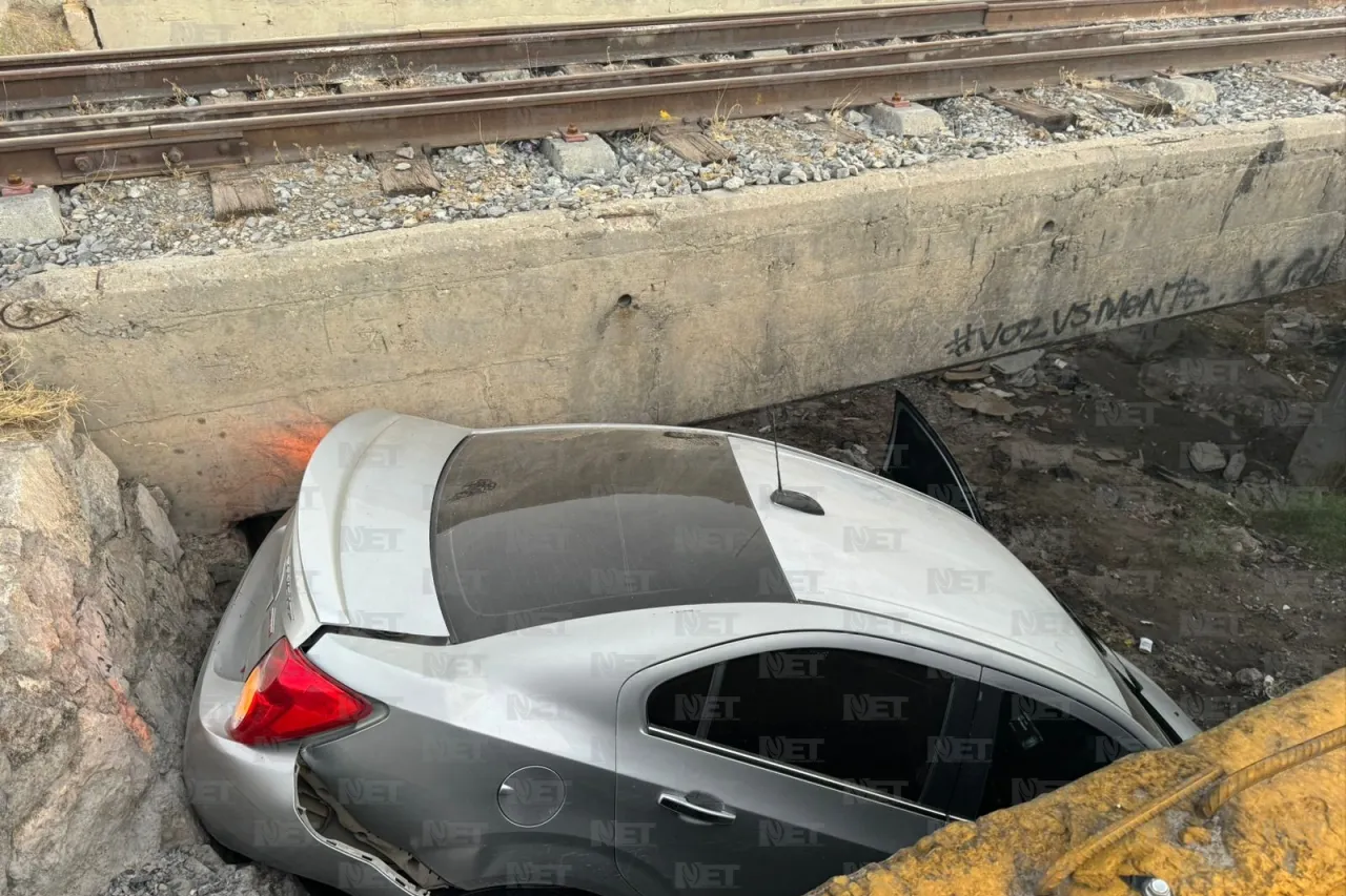 Cae carro a canal en el eje vial