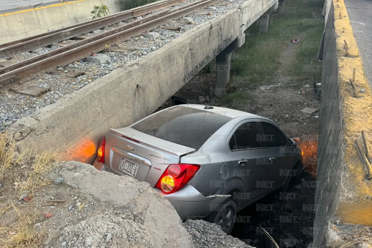 Cae carro a canal en el eje vial