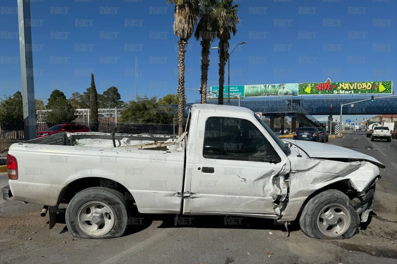 Choca y vuelca su camioneta en la Tecnológico