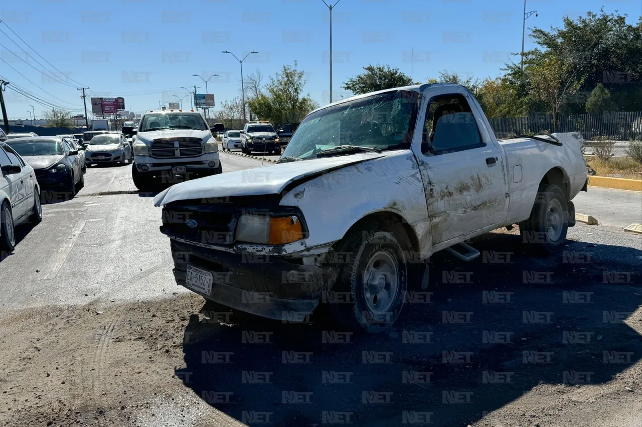 Choca y vuelca su camioneta en la Tecnológico