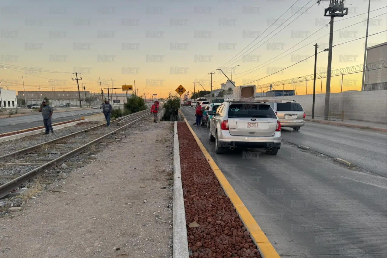 Cae carro a canal en el eje vial