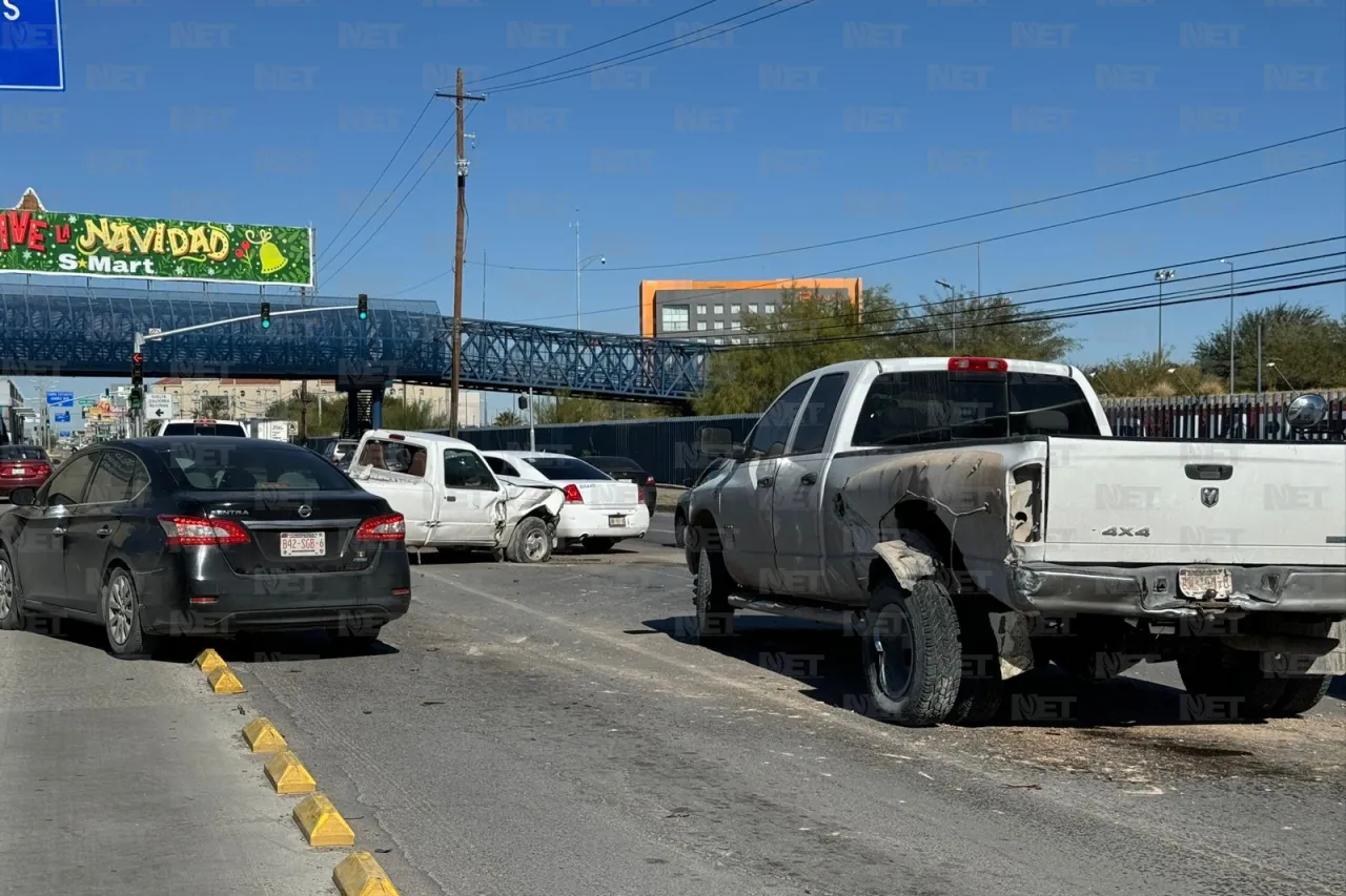 Choca y vuelca su camioneta en la Tecnológico