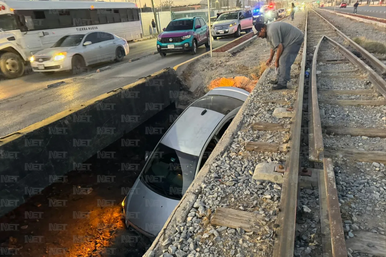 Cae carro a canal en el eje vial