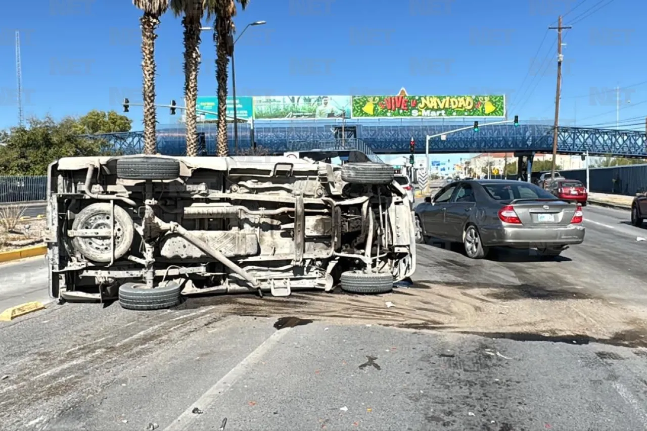 Choca y vuelca su camioneta en la Tecnológico