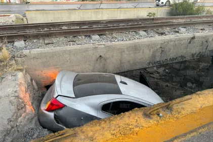 Cae carro a canal frente a Cruz Roja del eje vial