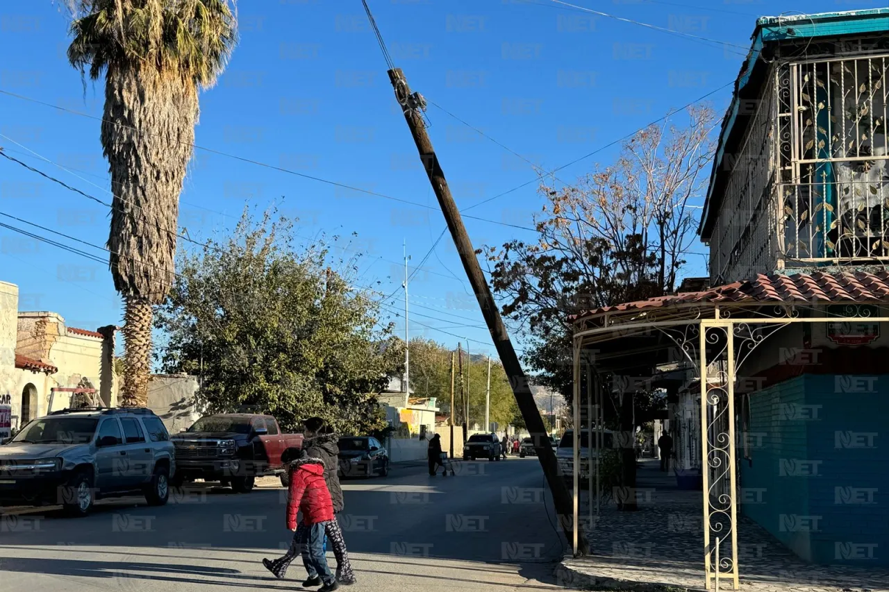 Poste de madera colgando preocupa a vecinos del Centro