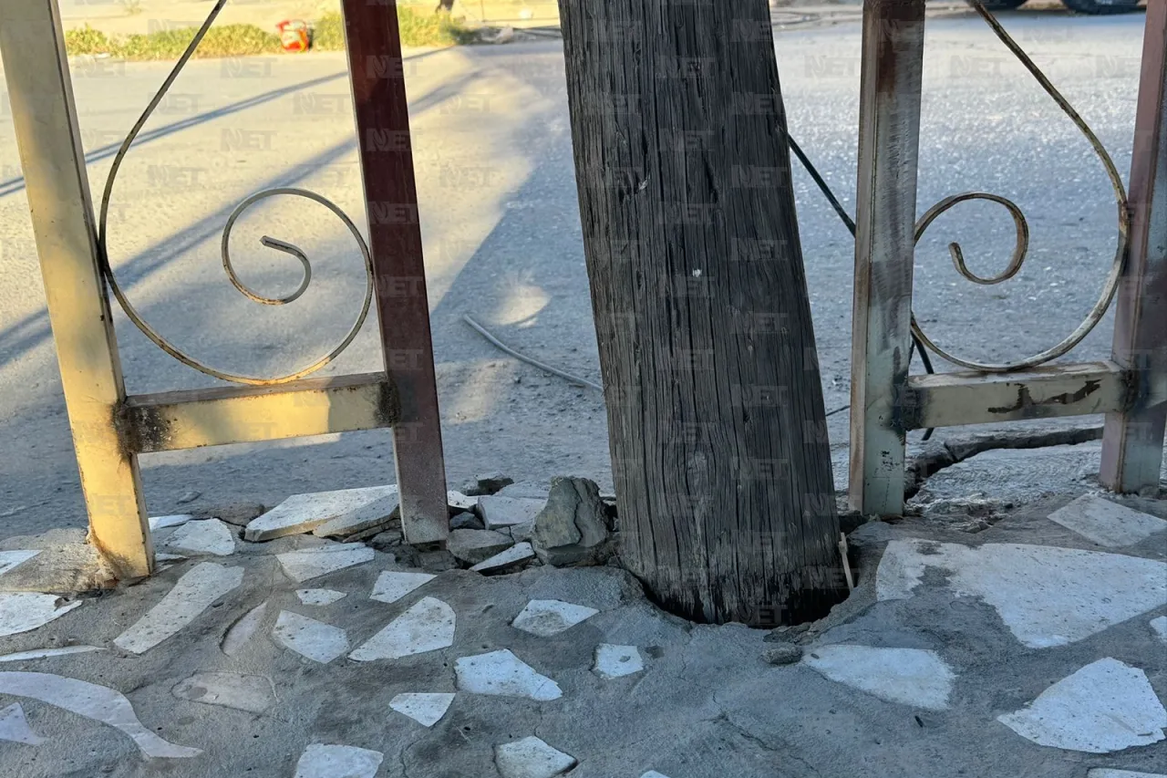 Poste de madera colgando preocupa a vecinos del Centro