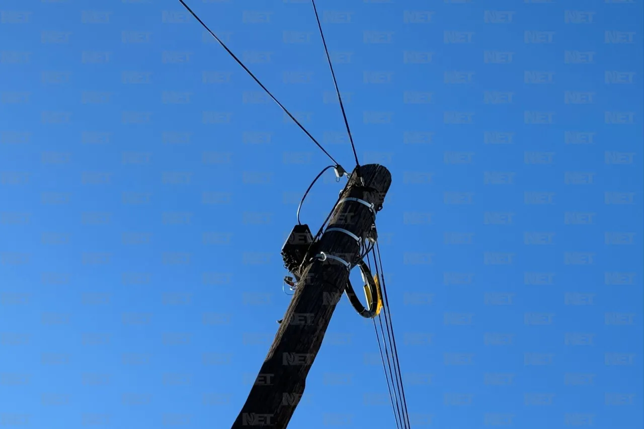 Poste de madera colgando preocupa a vecinos del Centro